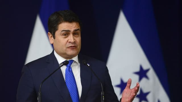 El presidente de Honduras, Juan Orlando Hernández, habla durante una conferencia de prensa en la Casa Presidencial en San Salvador, el 10 de febrero de 2015 para fortalecer los lazos entre ambos países e impulsar proyectos para convertir el Golfo de Fonseca en una zona de desarrollo económico y social. (Marvin RECINOS/AFP vía Getty Images)
