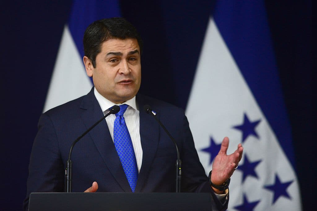 El presidente de Honduras, Juan Orlando Hernández, habla durante una conferencia de prensa en la Casa Presidencial en San Salvador, el 10 de febrero de 2015 para fortalecer los lazos entre ambos países e impulsar proyectos para convertir el Golfo de Fonseca en una zona de desarrollo económico y social. (Marvin RECINOS/AFP vía Getty Images)