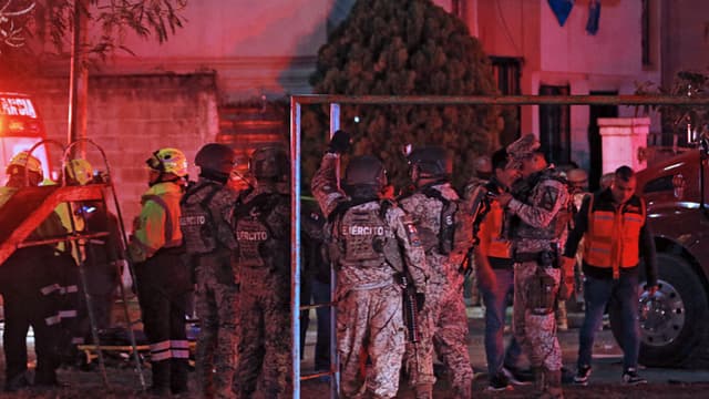 Miembros del Ejército Mexicano y paramédicos permanecen afuera de una casa donde se fabricaban fuegos artificiales clandestinos, tras explosión que dejó 3 personas muertas y 6 heridas, en Pesquería, Nuevo León, México, el 28 de noviembre de 2025. (Foto de Julio Cesar AGUILAR / AFP vía Getty Images)