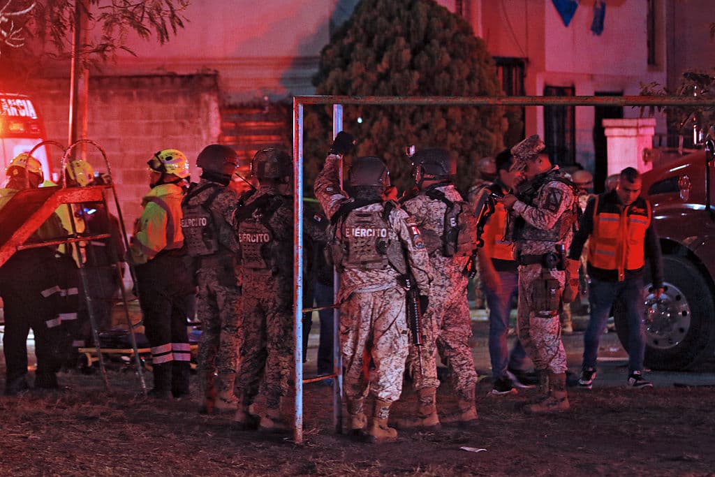 Miembros del Ejército Mexicano y paramédicos permanecen afuera de una casa donde se fabricaban fuegos artificiales clandestinos, tras explosión que dejó 3 personas muertas y 6 heridas, en Pesquería, Nuevo León, México, el 28 de noviembre de 2025. (Foto de Julio Cesar AGUILAR / AFP vía Getty Images)