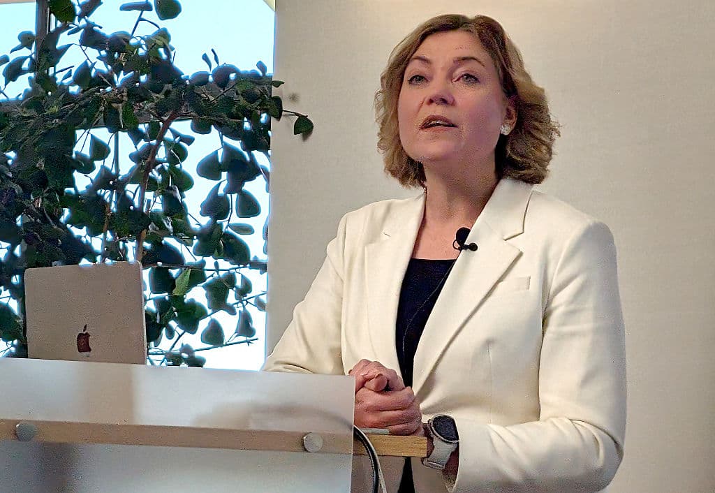 La vicepresidenta ejecutiva de la Comisión Europea, Henna Virkkunen, debate el enfoque de la Unión Europea respecto a la política de IA en el Instituto para la IA Centrada en el Ser Humano de la Universidad de Stanford, en Stanford, California, el 14 de mayo de 2025. (Foto de Glenn CHAPMAN / AFP) (Foto de GLENN CHAPMAN/AFP a través de Getty Images)