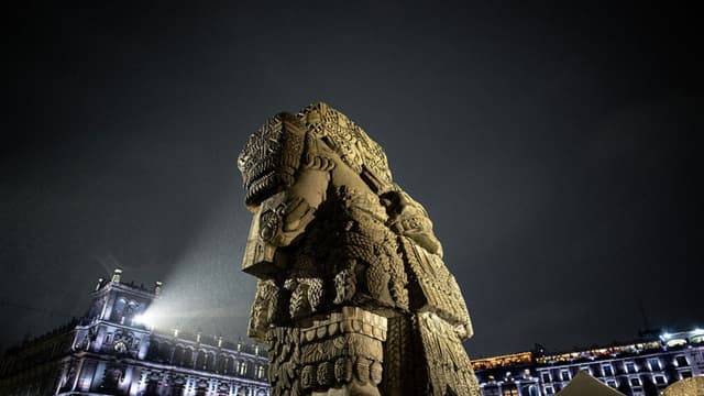 Réplica de la estatua azteca de la Coatlicue, iluminada en una celebración de los 700 años de Tenochtitlán en el Zócalo de la Ciudad de México el 11 de julio de 2025. (Foto de CARL DE SOUZA/AFP vía Getty Images)