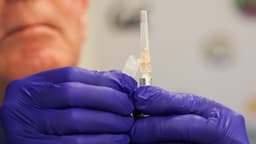 Memorándum interno de la FDA relaciona muerte de niños con la vacunación contra COVID-19