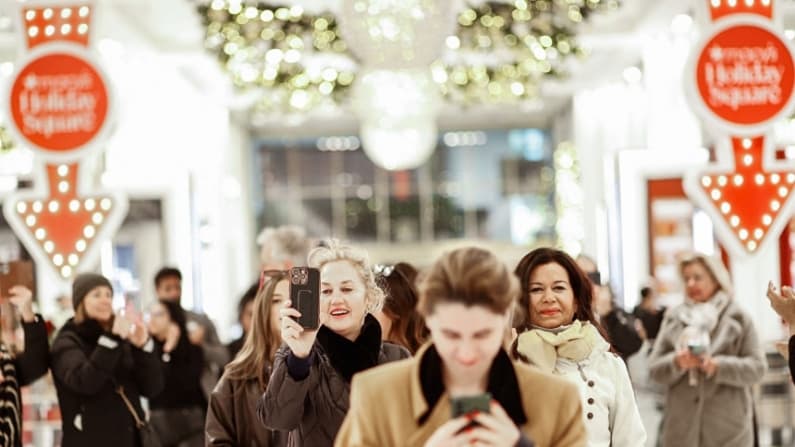 Compradores de EE. UU. gastan miles de millones en ofertas navideñas durante el Black Friday