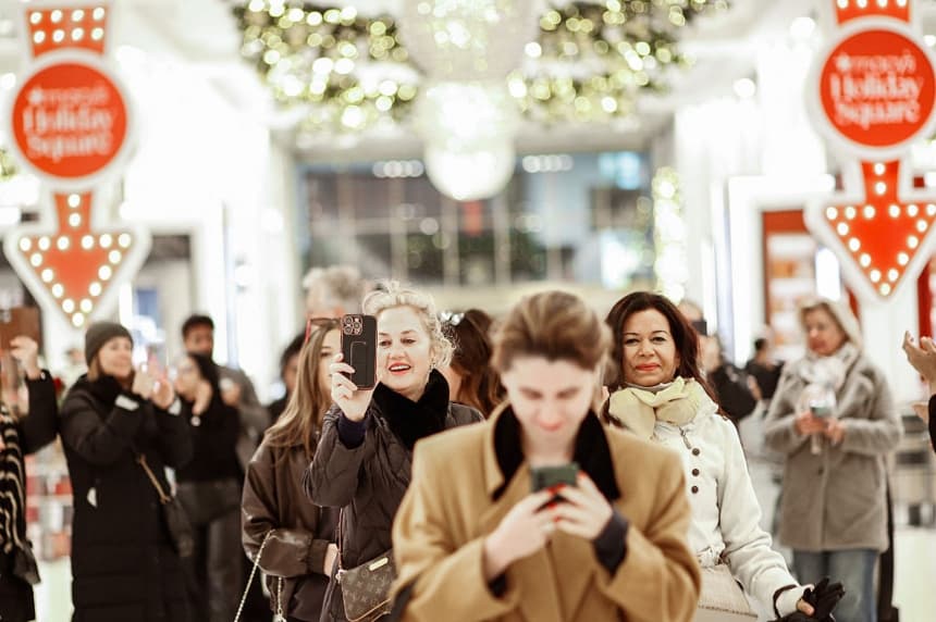 Los clientes llegan a la tienda Macy's durante las ofertas del Viernes Negro en la ciudad de Nueva York, el 28 de noviembre de 2025. (Kena Betancur/AFP vía Getty Images)