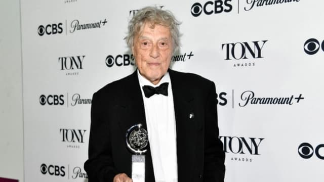 Tom Stoppard posa con el premio a la mejor obra por "Leopoldstadt" en la sala de prensa de la 76.° edición de los Premios Tony, en el Radio Hotel de Nueva York, el domingo 11 de junio de 2023. (Evan Agostini/Invision/AP)