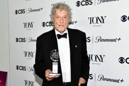 Tom Stoppard posa con el premio a la mejor obra por "Leopoldstadt" en la sala de prensa de la 76.° edición de los Premios Tony, en el Radio Hotel de Nueva York, el domingo 11 de junio de 2023. (Evan Agostini/Invision/AP)