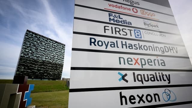 Un cartel indica la entrada a la sede de Nexperia en Nimega, Holanda, el 6 de noviembre de 2025. China anunció el 1 de noviembre de 2025 que eximiría a algunos chips de Nexperia de una prohibición de exportación impuesta tras una disputa con funcionarios holandeses, lo que ha alarmado a las empresas europeas. (JOHN THYS/AFP vía Getty Images)