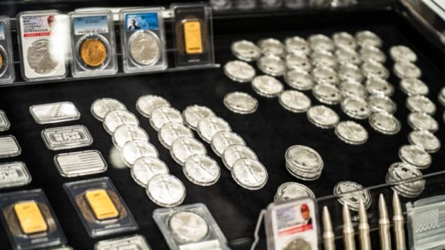 Conforme el dinero escasea en EE. UU., más estadounidenses venden oro y plata