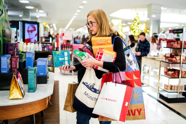 Una persona lleva bolsas de la compra durante las compras del Black Friday en Garden State Plaza el 28 de noviembre de 2025 en Paramus, Nueva Jersey. (Foto de Eduardo Muñoz Álvarez/Getty Images)