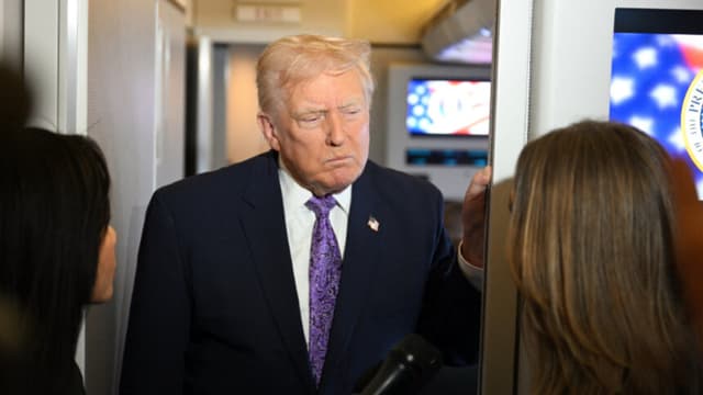 El presidente de Estados Unidos, Donald Trump, habla con los periodistas a bordo del Air Force One mientras viaja desde el Aeropuerto Internacional de Palm Beach a la Base Conjunta Andrews en su regreso a Washington, D.C., el 30 de noviembre de 2025. (Foto de Jim WATSON / AFP vía Getty Images)