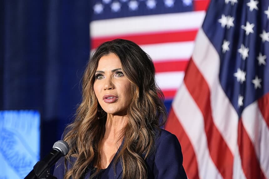 La secretaria de Seguridad Nacional, Kristi Noem, habla en la cena Citadel Patriot Dinner en The Citadel el 6 de noviembre de 2025 en Charleston, Carolina del Sur. (Foto de Alex Brandon - Pool/Getty Images)