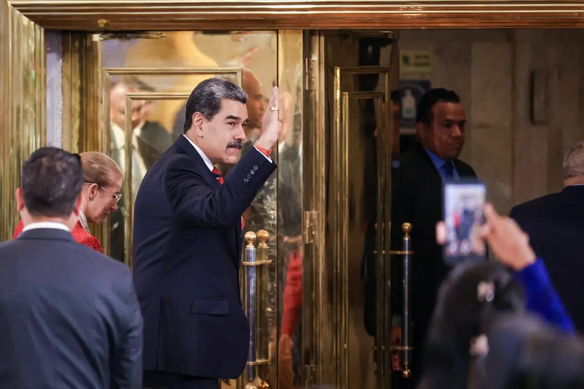 El líder venezolano Nicolás Maduro se despide tras una rueda de prensa en el Hotel Melia Caracas, en Caracas, Venezuela, el 1 de septiembre de 2025. (Jesús Vargas/Getty Images)