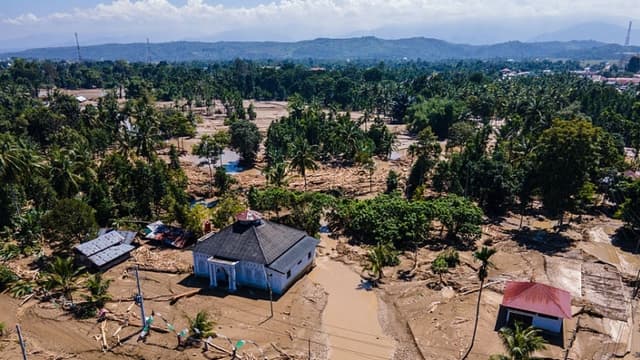 Esta fotografía aérea muestra una mezquita en medio del lodo en una zona afectada por las inundaciones repentinas en Meureudu, distrito de Pidie Jaya, provincia de Aceh (Indonesia), el 30 de noviembre de 2025. (CHAIDEER MAHYUDDIN / AFP vía Getty Images)