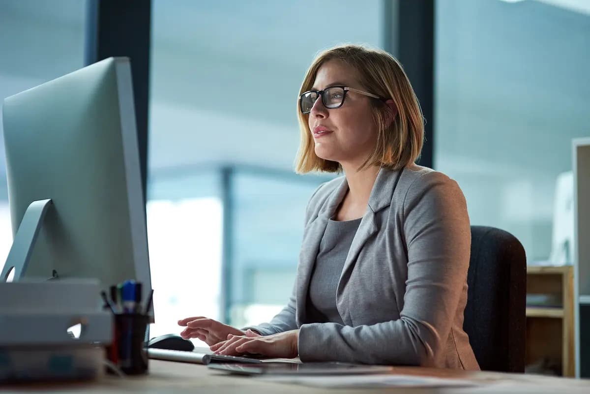 Los verbos fuertes son una forma infalible de mejorar la escritura. (PeopleImages/Shutterstock)