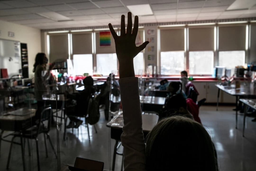 <em>Katelyn Battinelli, instructora de alfabetización de tercer grado, habla con estudiantes de la escuela primaria Stark en Stamford, Connecticut, el 10 de marzo de 2021. (John Moore/Getty Images)</em>