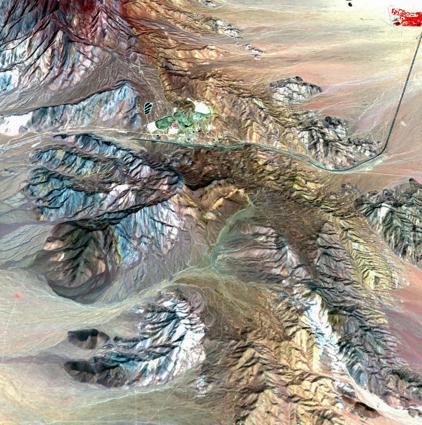 La mina Mountain Pass es una mina a cielo abierto de elementos de tierras raras en California. (NASA/GSFC/METI/ERSDAC/JAROS y equipo científico ASTER de EE. UU. y Japón).