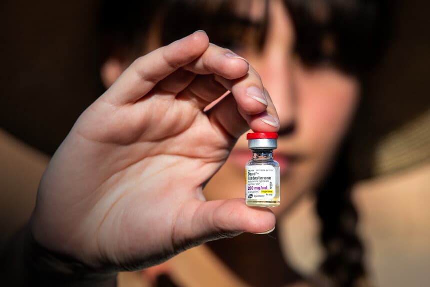 Chloe Cole, que comenzó su transición de género a los 12 años y ahora se arrepiente de haberse sometido a una cirugía para extirparse los senos, sostiene medicamentos de testosterona utilizados para pacientes transgénero en el norte de California el 26 de agosto de 2022. (John Fredricks/The Epoch Times)