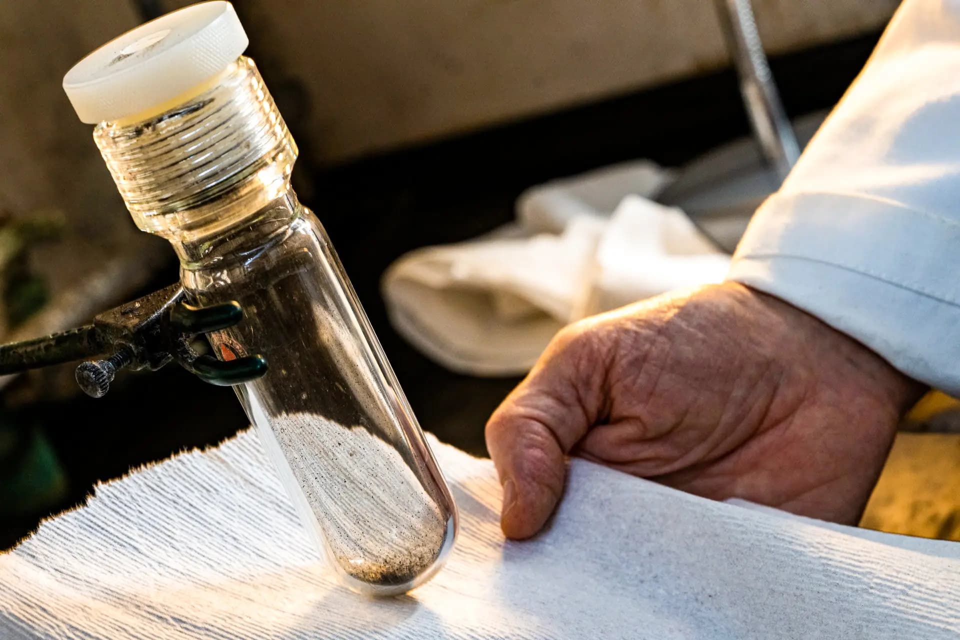 (Arriba) La innovadora investigación se basa en el desarrollo realizado por Tour en 2020 de aplicaciones para la eliminación y el reciclaje de residuos mediante el calentamiento instantáneo por efecto Joule. (Abajo) Un frasco contiene metales que han sido separados de otros componentes en una placa de circuito triturada mediante el calentamiento instantáneo por efecto Joule en un laboratorio de la Universidad Rice. (Laboratorio de James Tour/Universidad Rice, Jeff Fitlow/Universidad Rice).