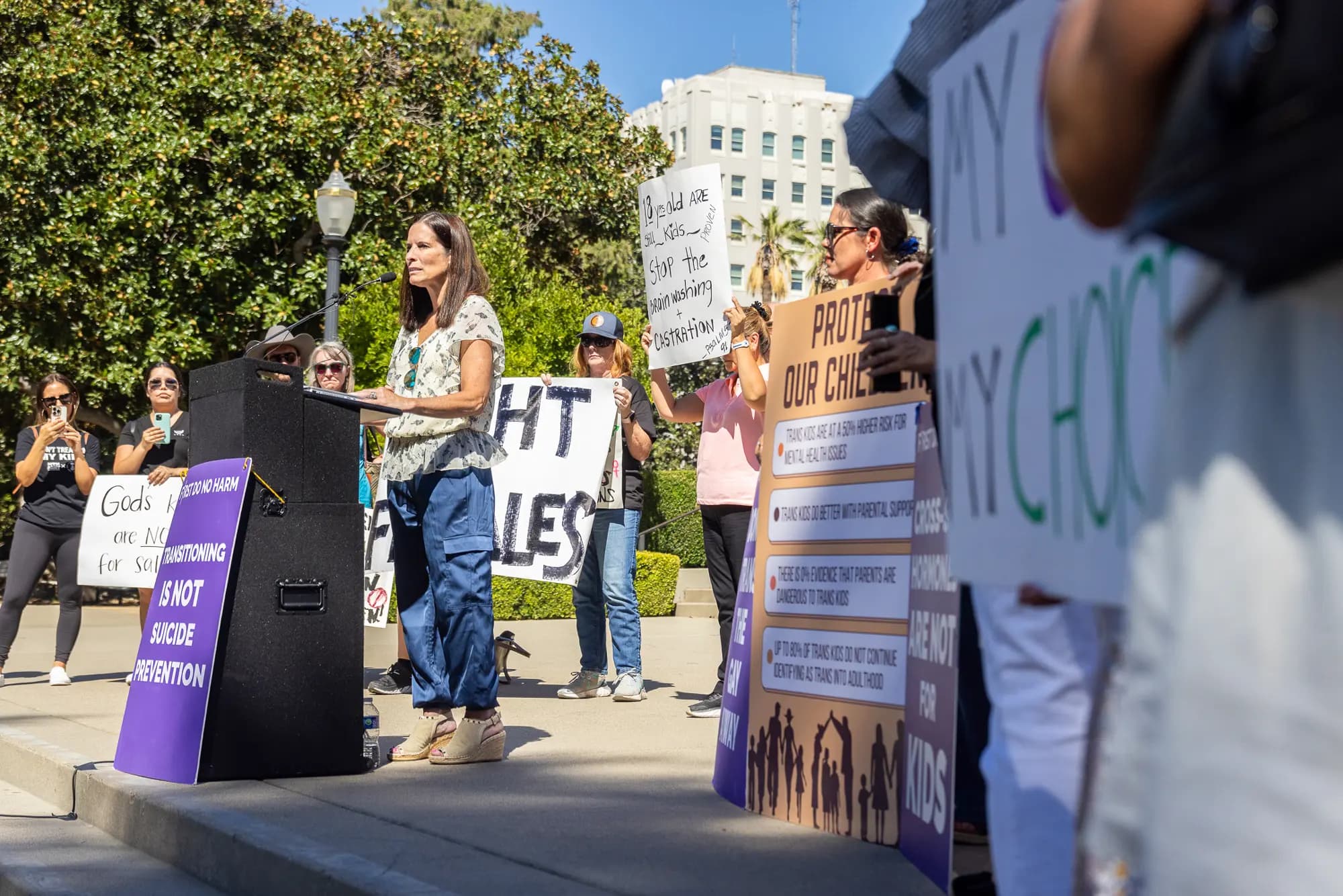 <em>La abogada Erin Friday se une a los simpatizantes de "Our Duty" en el Capitolio del Estado de California en Sacramento el 28 de agosto de 2023. Friday atrajo la atención nacional por haber logrado que su hija con TDAH dejara de identificarse como un hombre transgénero. (John Fredricks/The Epoch Times)</em>