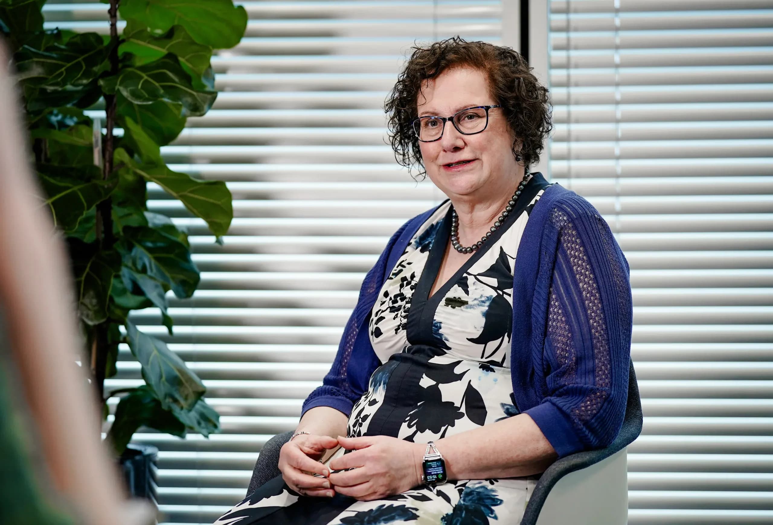<em>La pediatra Dra. Hilary Cass habla sobre la publicación del Informe independiente sobre los servicios de identidad de género para niños y jóvenes en Londres el 9 de abril de 2024. El informe recomienda examinar a los niños para detectar trastornos del desarrollo neurológico, incluido el autismo, así como problemas de salud mental. (Yui Mok/PA Wire)</em>