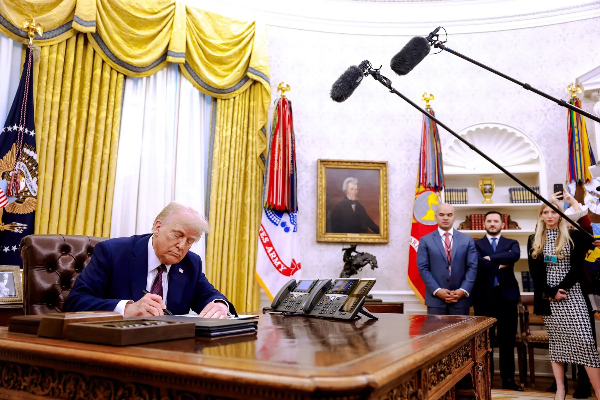 El presidente Donald Trump firma órdenes ejecutivas en el Despacho Oval el 23 de enero de 2025. (Anna Moneymaker/Getty Images)
