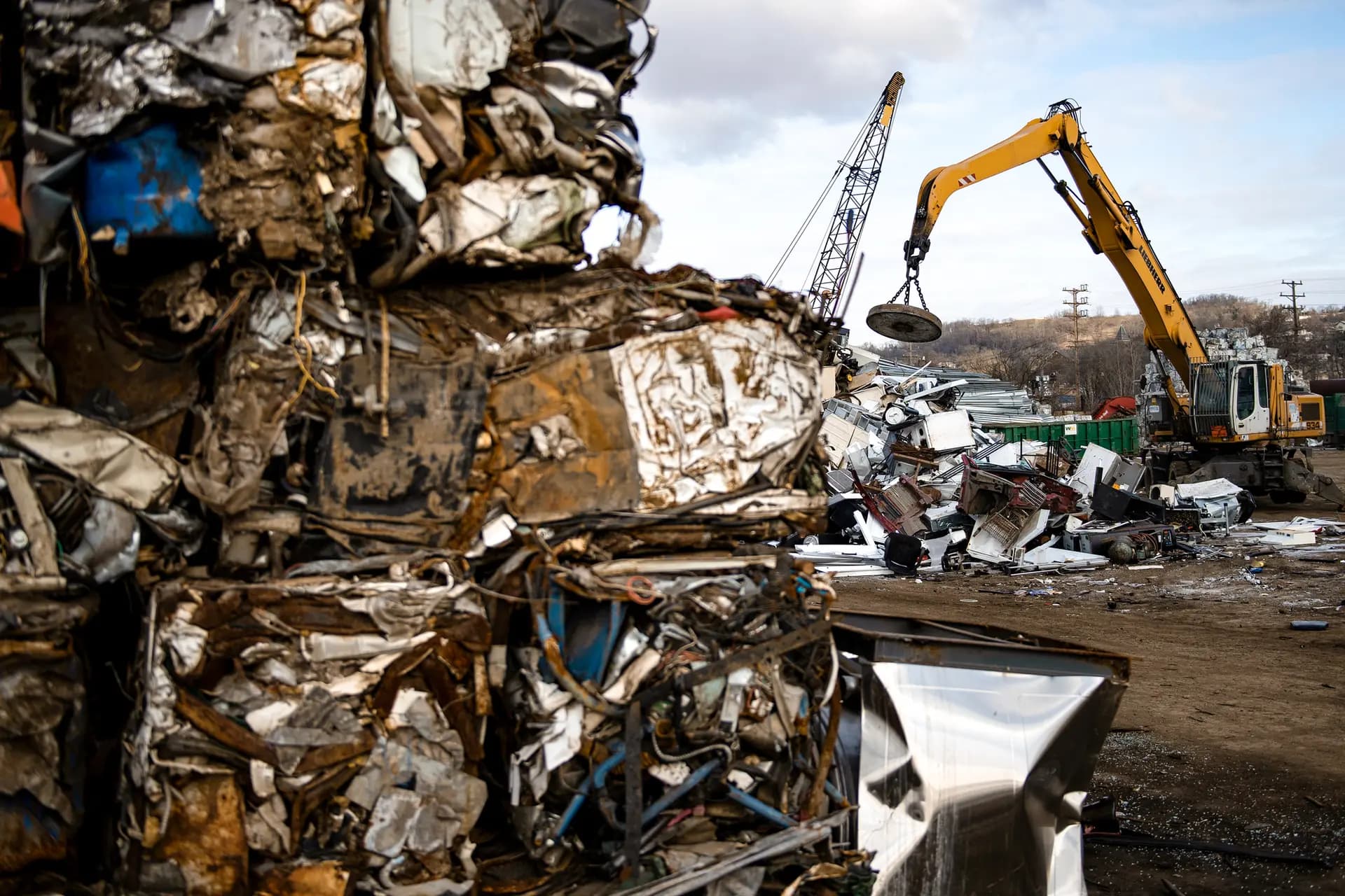 La chatarra se clasifica en Josh Steel Company para su reciclaje en North Braddock, Pensilvania, el 21 de enero de 2020. Tour ha sido pionero en una forma de extraer rápidamente minerales críticos de los residuos electrónicos. (Brendan Smialowski/AFP a través de Getty Images).