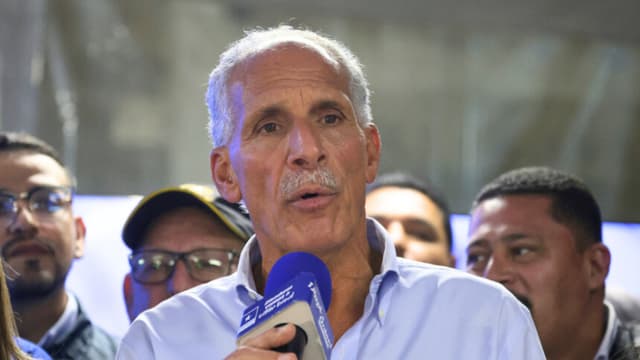 El candidato presidencial hondureño del Partido Nacional, Nasry Asfura, pronuncia un discurso mientras espera los resultados de las elecciones presidenciales en Tegucigalpa el 30 de noviembre de 2025. (Lucas AGUAYO / AFP a través de Getty Images)