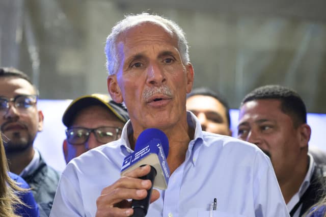 El candidato presidencial hondureño del Partido Nacional, Nasry Asfura, pronuncia un discurso mientras espera los resultados de las elecciones presidenciales en Tegucigalpa el 30 de noviembre de 2025. (Lucas AGUAYO / AFP a través de Getty Images)