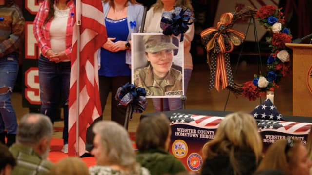 El público presente en una vigilia en honor a Sarah Beckstrom en la Webster County High School en Webster Springs, Virginia Occidental, el 29 de noviembre de 2025. (Jeff Swensen/Getty Images)