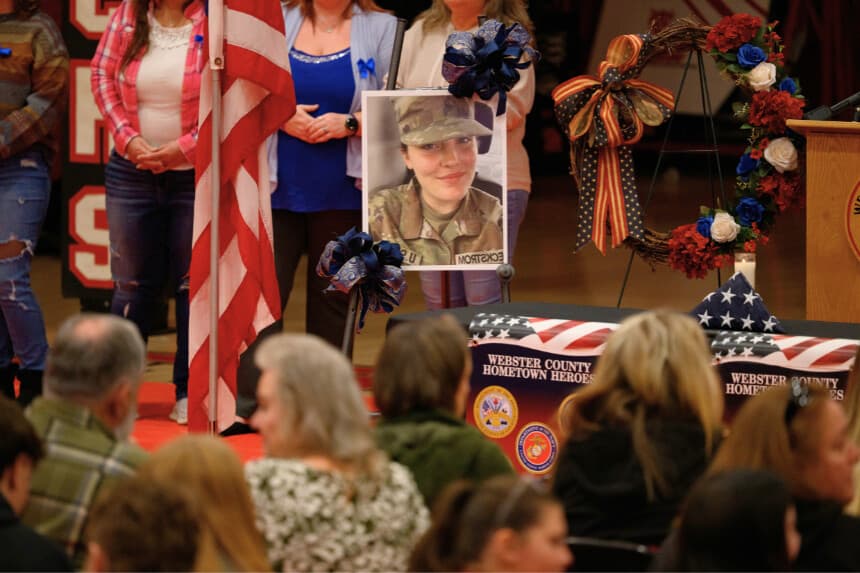 El público presente en una vigilia en honor a Sarah Beckstrom en la Webster County High School en Webster Springs, Virginia Occidental, el 29 de noviembre de 2025. (Jeff Swensen/Getty Images)
