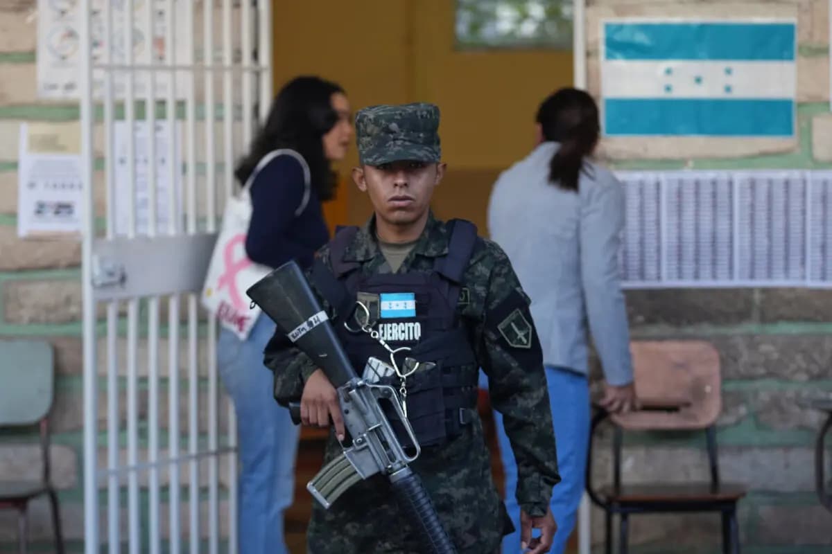 Un soldado vigila un colegio electoral durante las elecciones generales en Tegucigalpa, Honduras, el 30 de noviembre de 2025. (Moises Castillo/AP Photo)