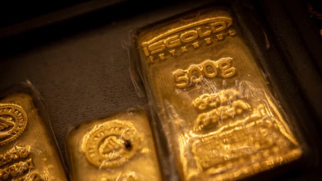 Plata alcanza nuevo récord y oro sube ligeramente