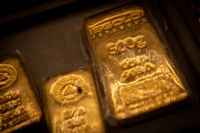 Una barra de oro de 500 gramos se ve en el escaparate de una joyería el 17 de abril de 2025 en Estambul, Turquía. (Chris McGrath/Getty Images).