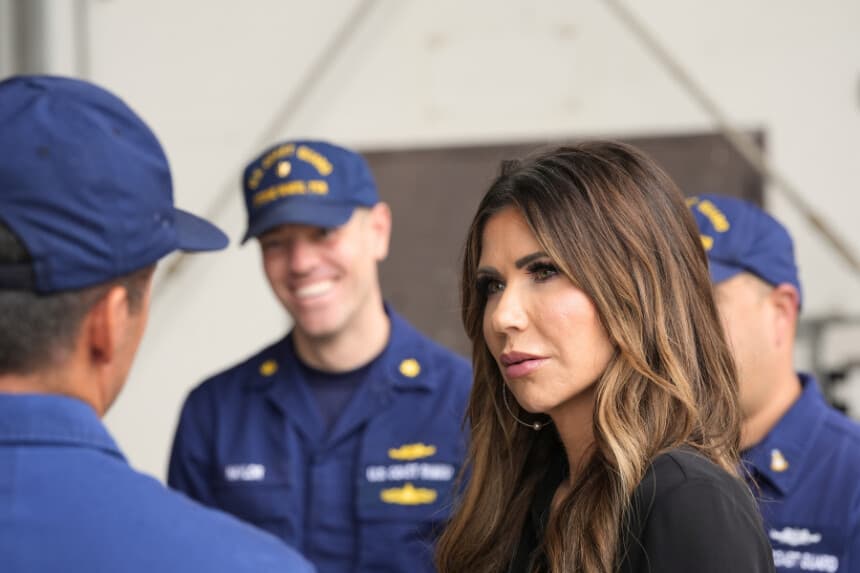 La secretaria de Seguridad Nacional de EE. UU., Kristi Noem, habla con la Guardia Costera de EE. UU. durante una visita a la base aérea Eloy Alfaro el 5 de noviembre de 2025 en Manta, Ecuador. (Foto de Alex Brandon-Pool/Getty Images)