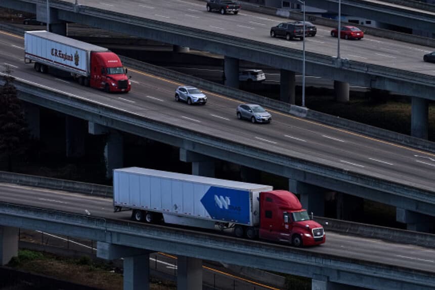 Panorámica de camiones circulando por la Interestatal 80 el 14 de noviembre de 2025 en Albany, California. California se prepara para revocar 17,000 permisos de conducir comerciales que se expidieron a inmigrantes cuya fecha de caducidad superaba la duración de su estancia legal en EE. UU. (Foto de Justin Sullivan/Getty Images).