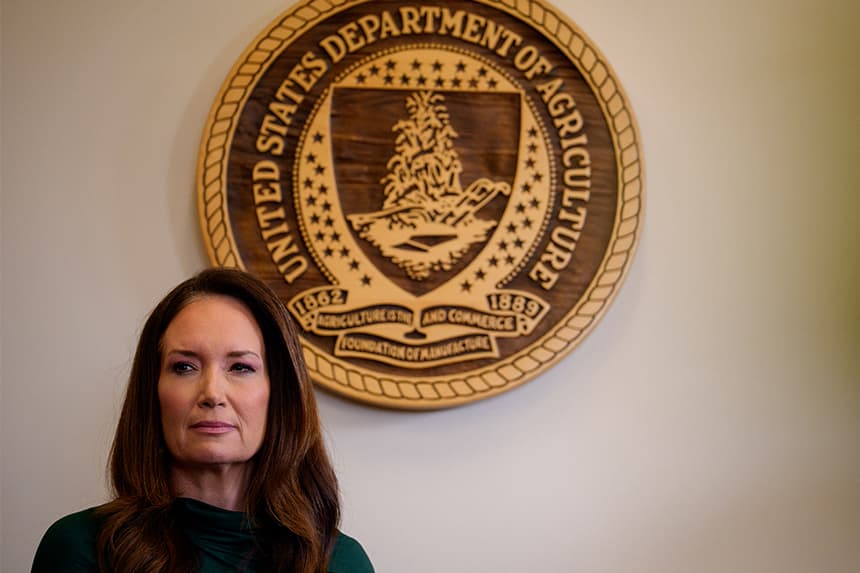  La secretaria de Agricultura de EE. UU., Brooke Rollins, responde a una pregunta del público en su oficina del Departamento de Agricultura de Estados Unidos, en el edificio Whitten, el 10 de junio de 2025 en Washington, DC. (Andrew Harnik/Getty Images)
