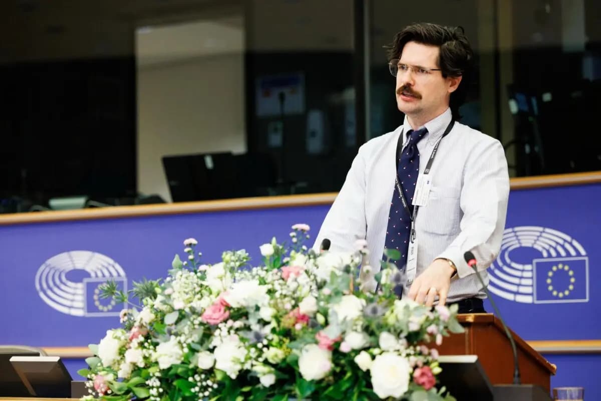 Matthew Robertson, investigador de estudios sobre China en la Fundación Memorial de las Víctimas del Comunismo, habla en la quinta cumbre anual de la Alianza Interparlamentaria sobre China en Bruselas el 7 de noviembre de 2025. (Cortesía de IPAC).