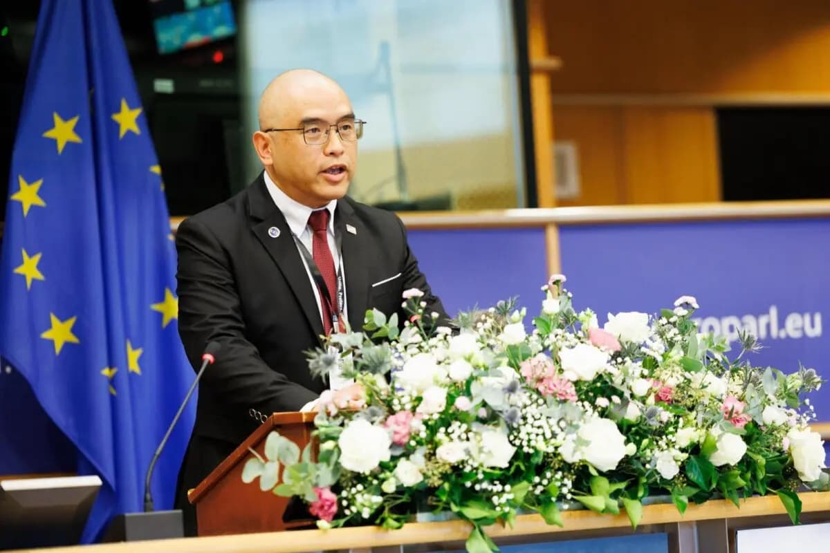 Sean Lin, director ejecutivo del Consilium Institute, habla en la quinta cumbre anual de la Alianza Interparlamentaria sobre China en Bruselas el 7 de noviembre de 2025. (Cortesía de IPAC).