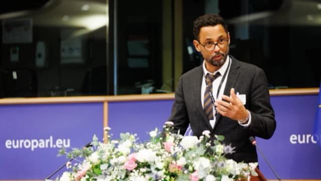 Wayne Jordash, presidente de Global Rights Compliance, interviene en la quinta cumbre anual de la Alianza Interparlamentaria sobre China en Bruselas el 7 de noviembre de 2025. (Cortesía de IPAC).