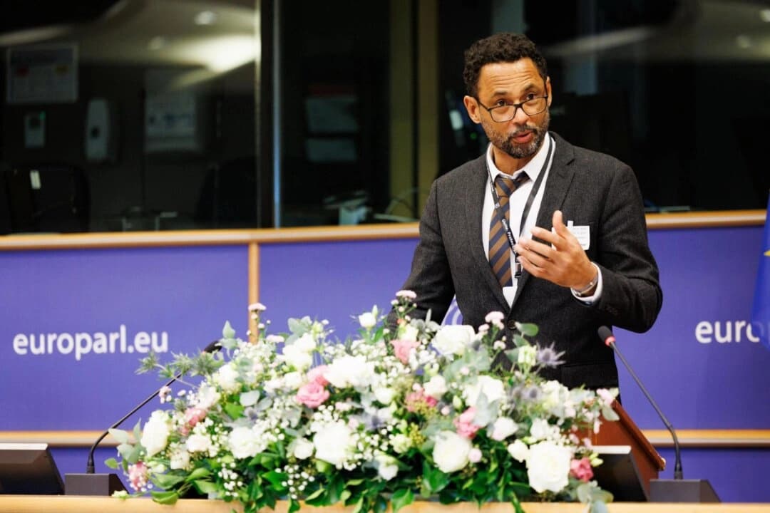 Wayne Jordash, presidente de Global Rights Compliance, interviene en la quinta cumbre anual de la Alianza Interparlamentaria sobre China en Bruselas el 7 de noviembre de 2025. (Cortesía de IPAC).