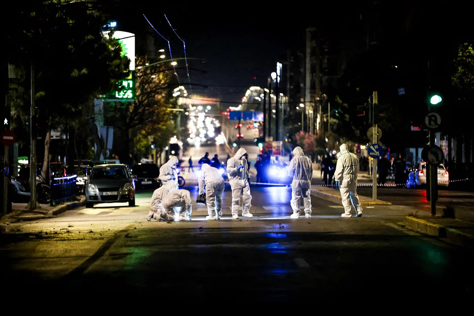 Miembros de la unidad antiterrorista de la policía griega investigan los alrededores de las oficinas de Hellenic Train tras la explosión de una bomba en Atenas el 11 de abril de 2025. El Departamento de Estado de Estados Unidos designó a los grupos Revolutionary Class Self-Defense y Armed Proletarian Justice, con sede en Grecia, como organizaciones terroristas extranjeras. (Aris Oikonomou/SOOC/AFP a través de Getty Images).