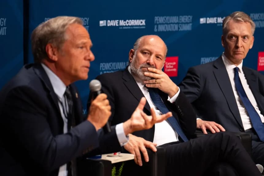 El secretario de Comercio, Howard Lutnick (centro), escucha a Mike Rowe, director ejecutivo de la Fundación mikeroweWORKS, durante su intervención en la Cumbre de Energía e Innovación de Pensilvania, celebrada en la Universidad Carnegie Mellon de Pittsburgh, el 15 de julio de 2025. (Samira Bouaou/The Epoch Times)