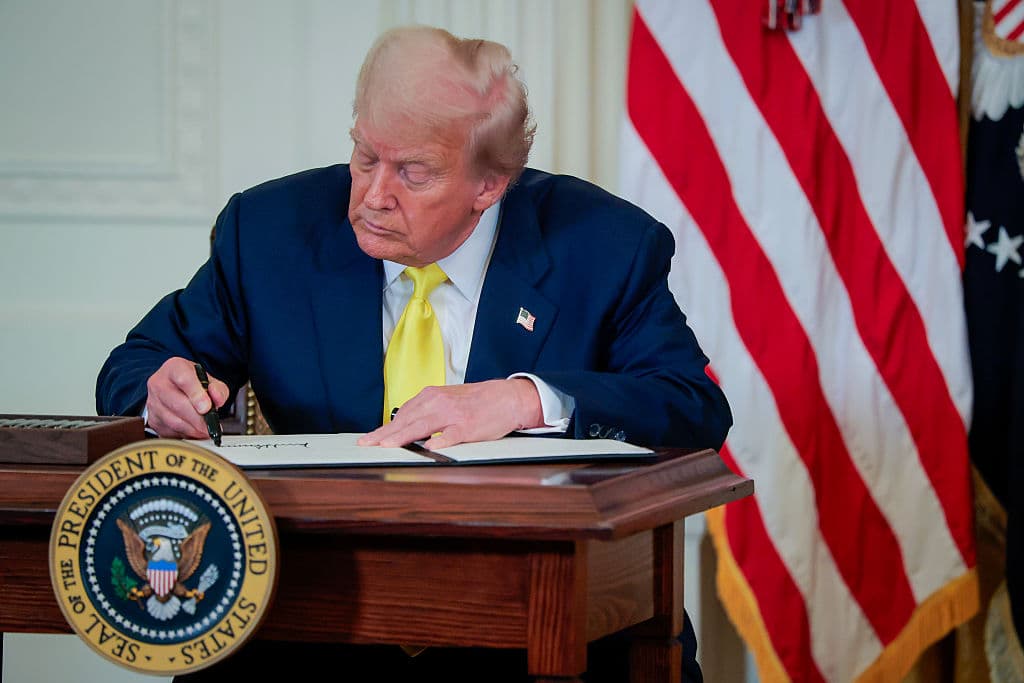 El presidente de los Estados Unidos, Donald Trump, firma una proclamación del Día Nacional del Corazón Púrpura el 7 de agosto de 2025 en Washington, D.C. (Foto de Anna Moneymaker/Getty Images)