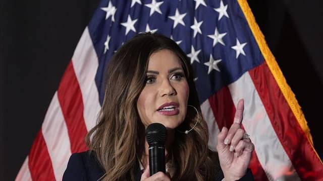 La secretaria de Seguridad Nacional de EE. UU., Kristi Noem, visita el Centro Federal de Capacitación para las Fuerzas del Orden en North Charleston, Carolina del Sur, el 7 de noviembre de 2025, en North Charleston, Carolina del Sur. (Alex Brandon-Pool/Getty Images)