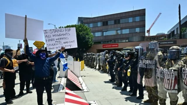 Arrestan a hombre de Los Ángeles por arrojar explosivos sin encender contra edificio federal