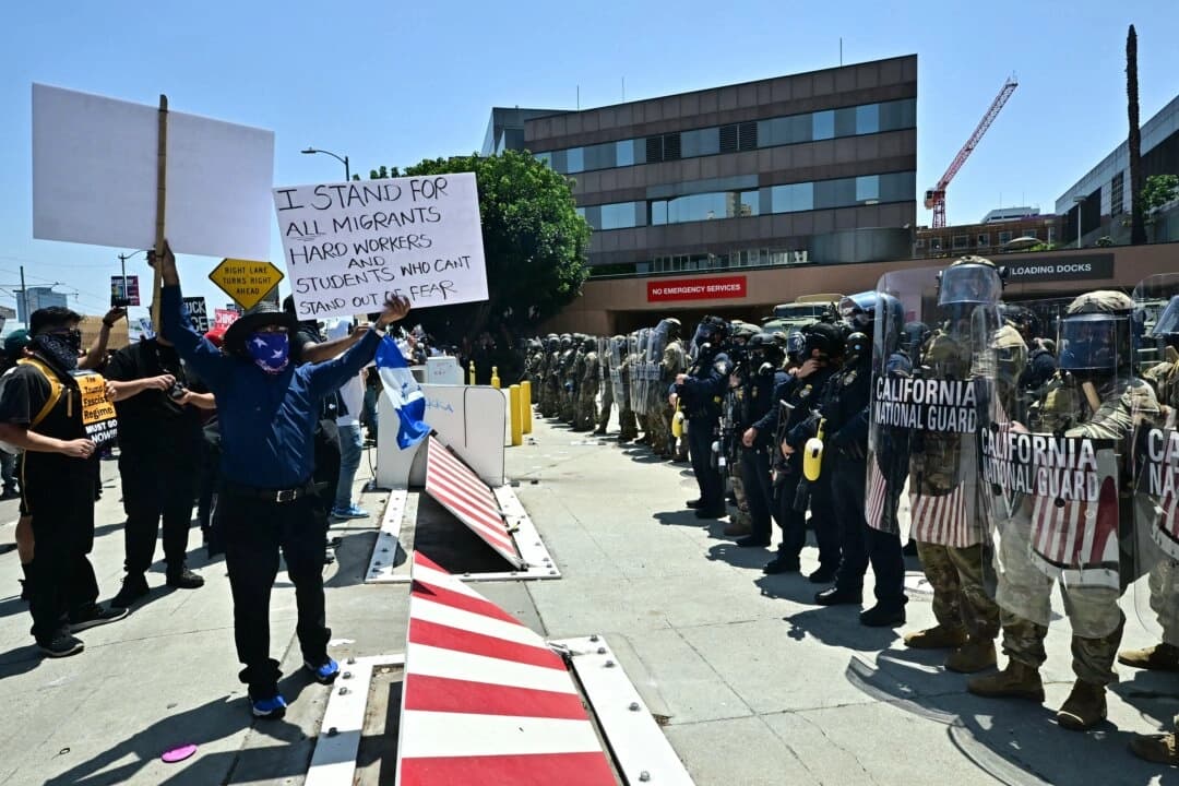 Manifestantes se enfrentan a soldados de la Guardia Nacional y oficiales del Departamento de Seguridad Nacional en el centro de Los Ángeles el 8 de junio de 2025. (Frederic J. Brown/AFP vía Getty Images)