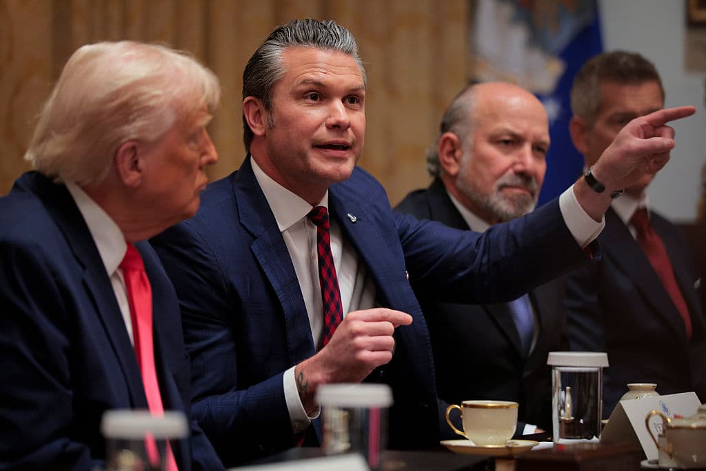 El Secretario de Guerra de EE. UU., Pete Hegseth (C), habla durante una reunión del Gabinete junto (de izq. a der.) el Presidente de EE. UU., Donald Trump; el Secretario de Comercio de EE. UU., Howard Lutnick; y el Secretario de Transporte de EE. UU., Sean Duffy, en la Sala del Gabinete de la Casa Blanca el 2 de diciembre de 2025 en Washington, D.C. (Foto de Chip Somodevilla/Getty Images)