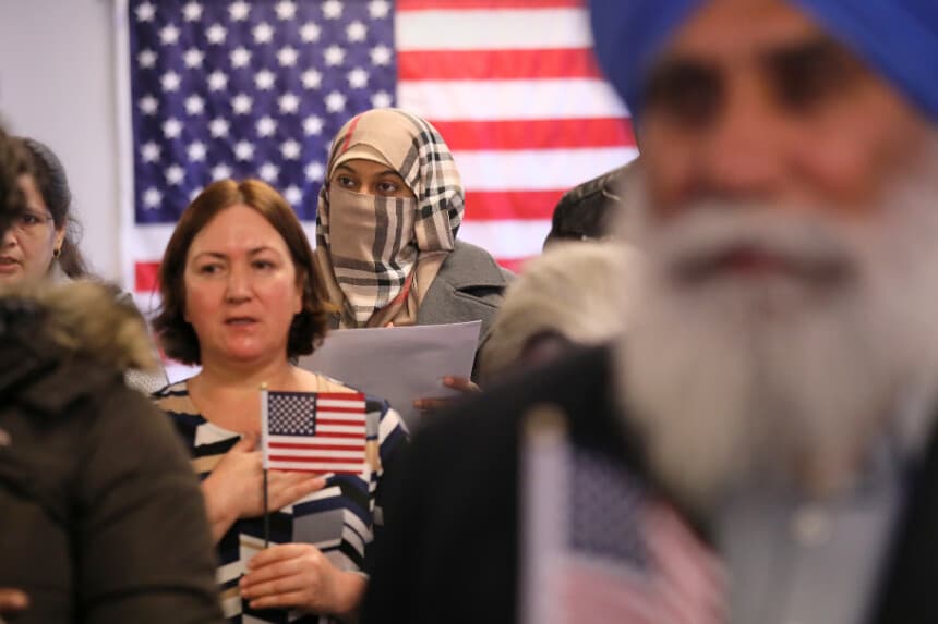 Trump suspende trámites migratorios para 19 países, incluidos 3 de Latinoamérica