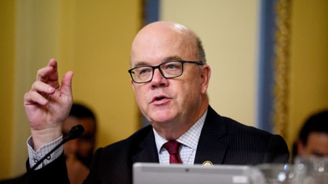 El representante Jim McGovern (D-MA) habla durante una audiencia del Comité de Reglas de la Cámara en el Capitolio, el 16 de septiembre de 2025, en Washington D. C. Una medida de emergencia —la Ley de Asignaciones Continuas y Extensiones de 2026 (H.R. 5371)— avanza con rapidez para evitar un cierre del gobierno a fin de mes. (Foto de Andrew Harnik/Getty Images).